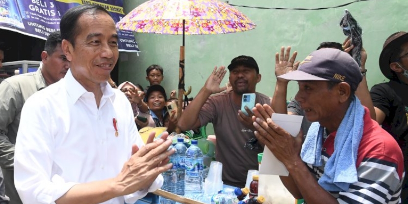 Datangi Pasar Rumbia Lampung Tengah, Jokowi Disambut Pendukung Prabowo-Gibran