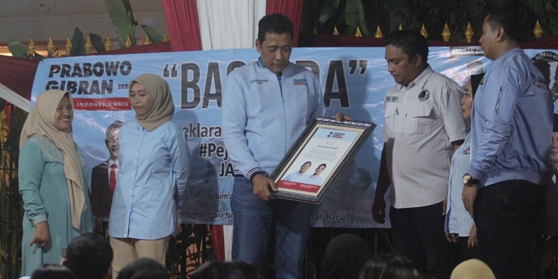 Beri Dukungan di Pilpres, 4 Kelompok Relawan Malam-malam Sambangi Rumah Prabowo